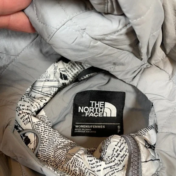 The North Face Womens Jacket S Grey Hooded Windbreaker Newspaper Print Lining - Picture 6 of 10